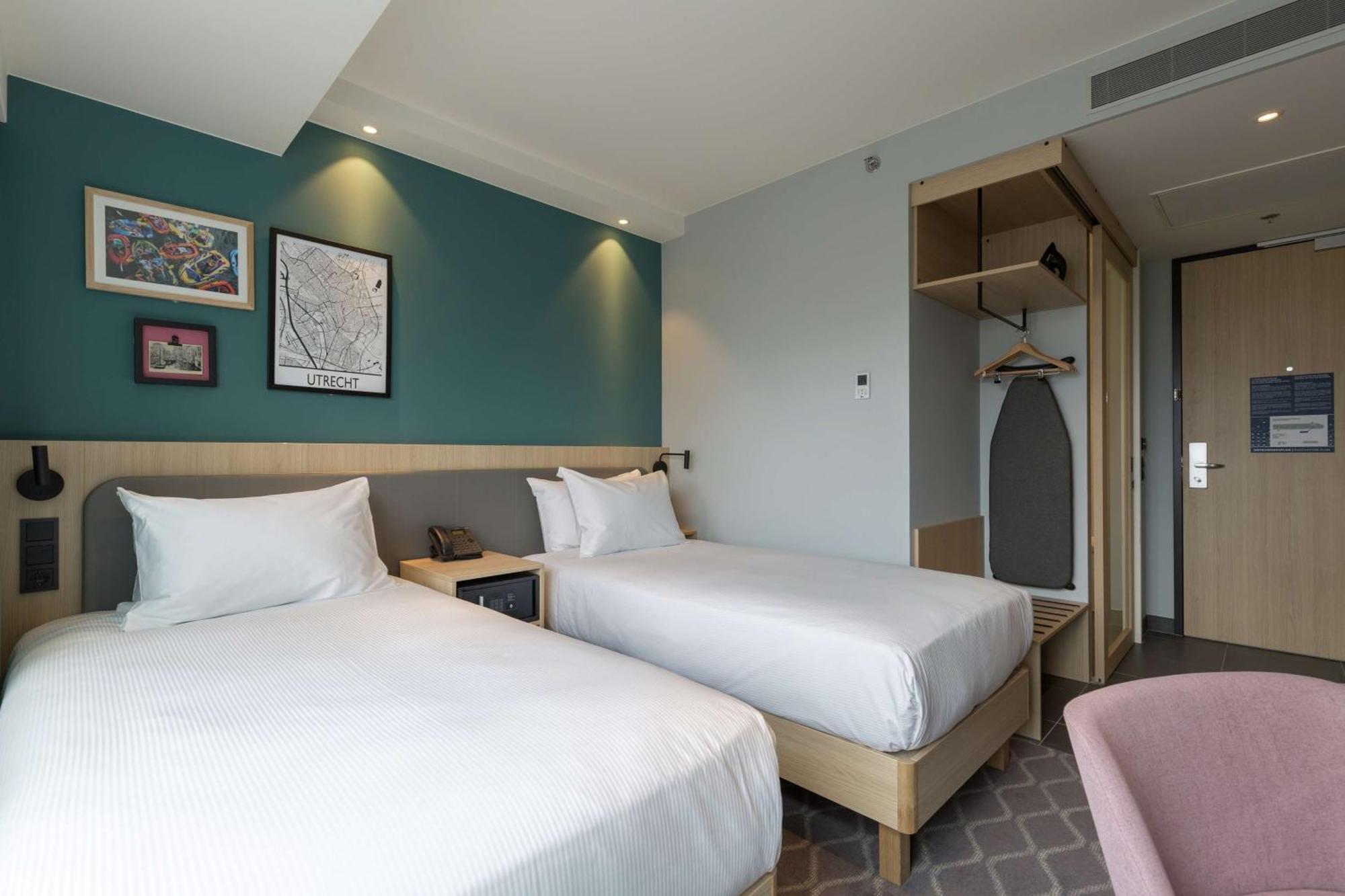 Twin Room,1552477618:JPEG
